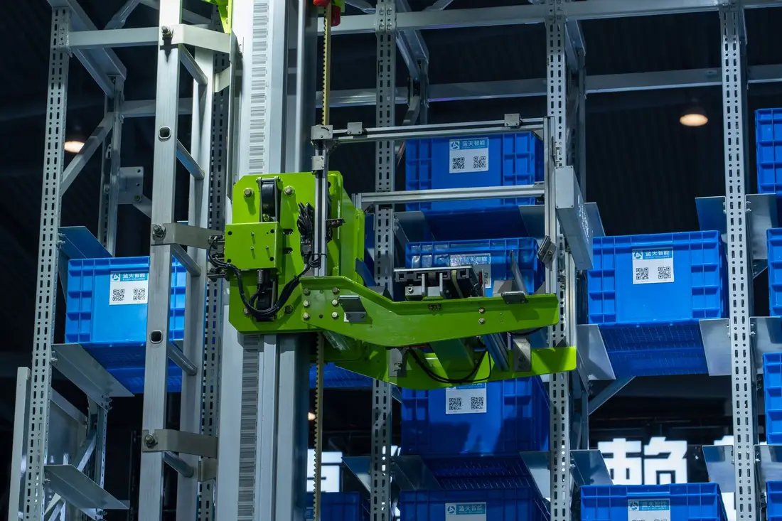 Automated warehouse robotic system